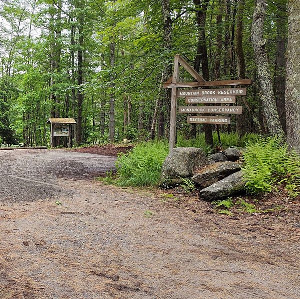 a picture of the trailhead at the mountain brook reservoir